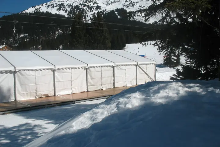Tente de 10 × 30 m sur les pistes de Méribel