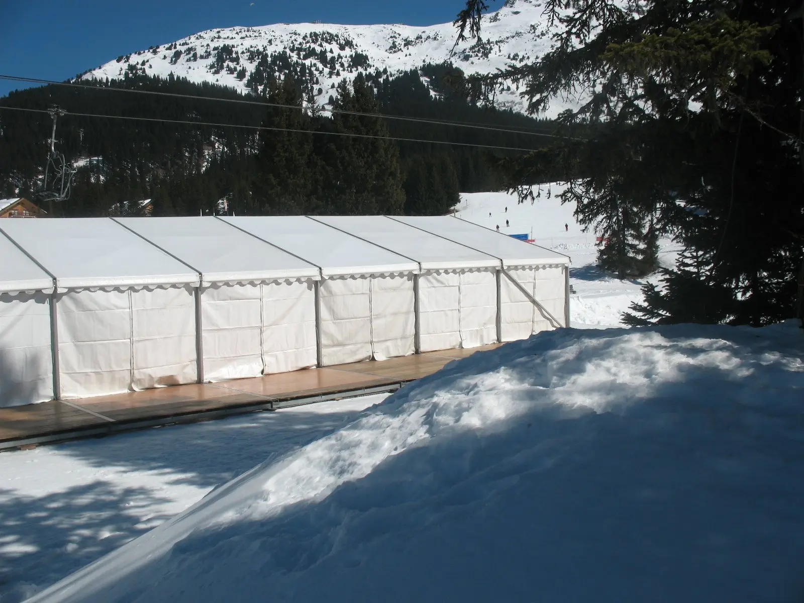 Tente de 10 × 30 m sur les pistes de Méribel