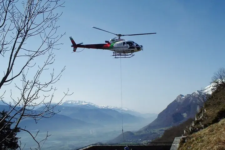 Tente installée par hélitreuillage au Fort de Tamié