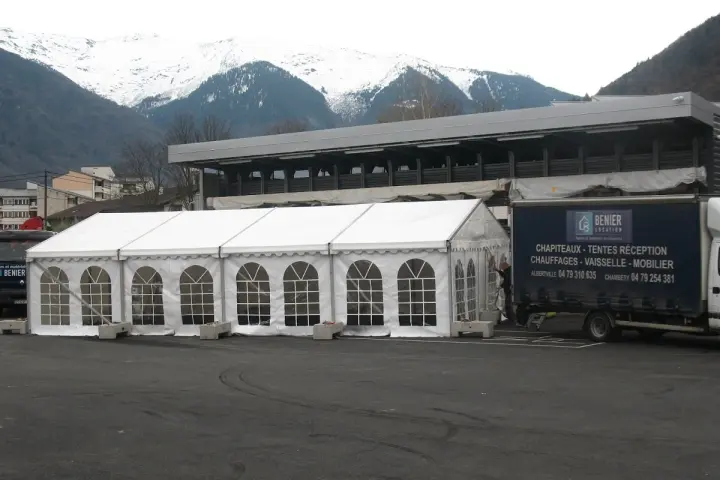 Tente de 7 × 12 m à Albertville