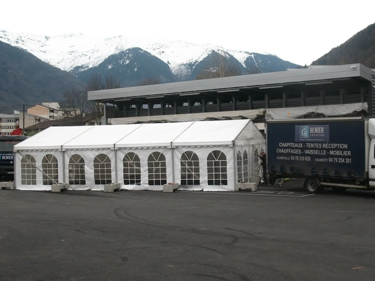 Tente de 7 × 12 m à Albertville
