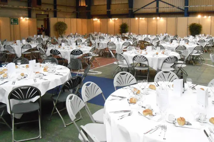 Mobilier et vaisselle d’un repas de 1 200 convives