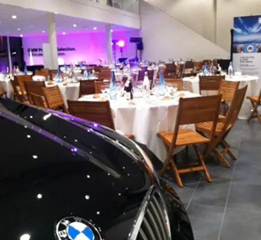 Voiture exposée et tables dressées pour la soirée privée BMW