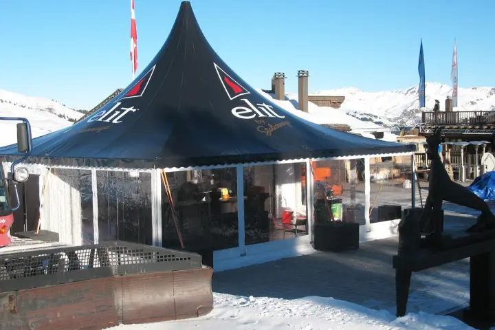 Tente Garden au toit noir, Courchevel 1850