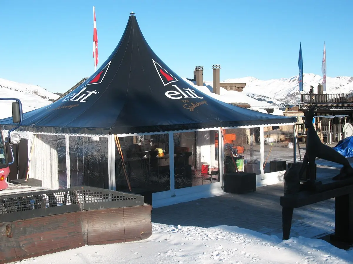 Tente Garden au toit noir, Courchevel 1850