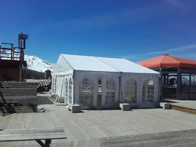 Structure de 10 × 6 m dans un restaurant d’altitude