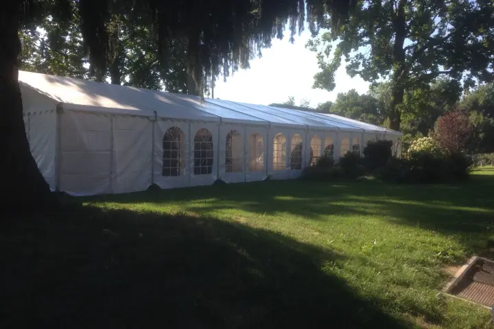 Tente de 10 × 24 m près de Chambéry