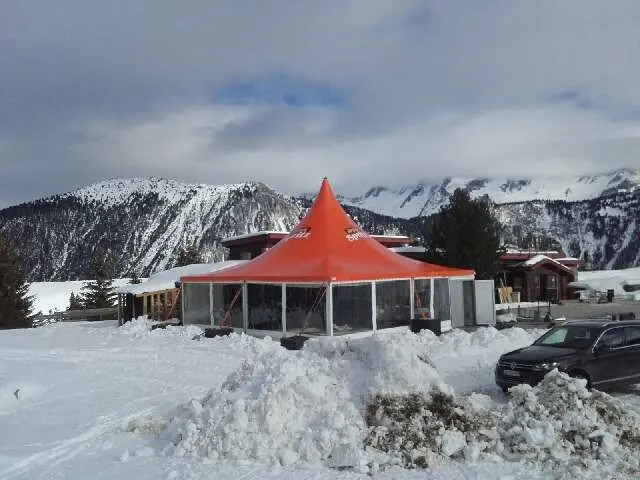 Tente orange au restaurant La Casserole, Courchevel