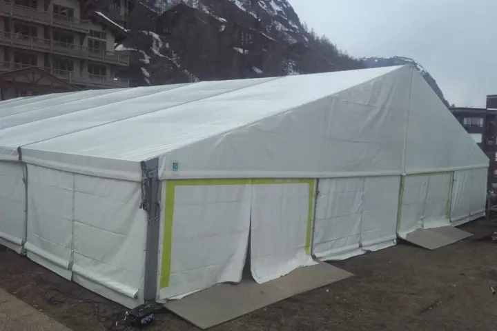 Tente de 20 m de large pour le festival