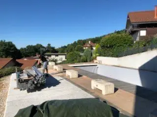 Tente installée pendant les travaux d’un bassin