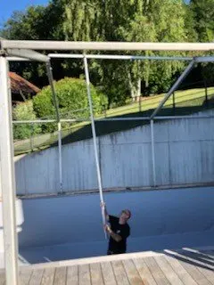 Chantier de piscine sous tente
