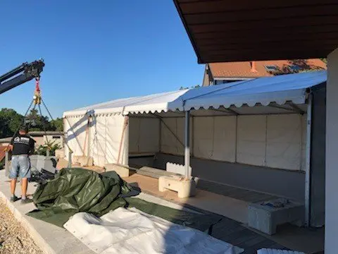 Tente de chantier pour une piscine