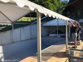 Travaux de piscine sous une tente Benier Location
