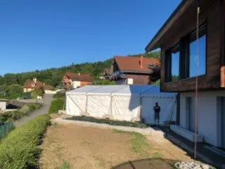 Tente pour la pose d’un liner de piscine