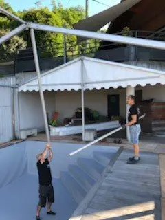 Tente montée au-dessus d’un chantier de piscine