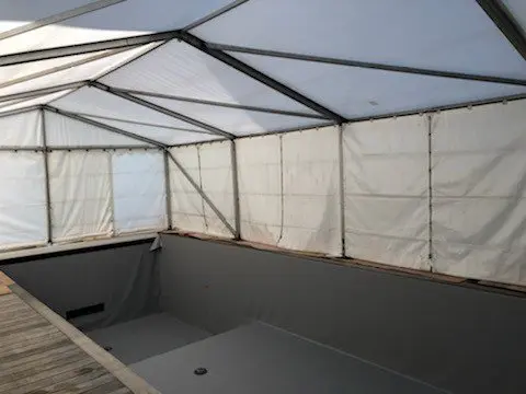 Tente de chantier pendant les travaux du bassin