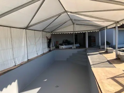 Tente montée pour des travaux de piscine