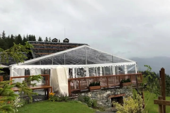 Tente à toit transparent accolée au refuge de la Traye