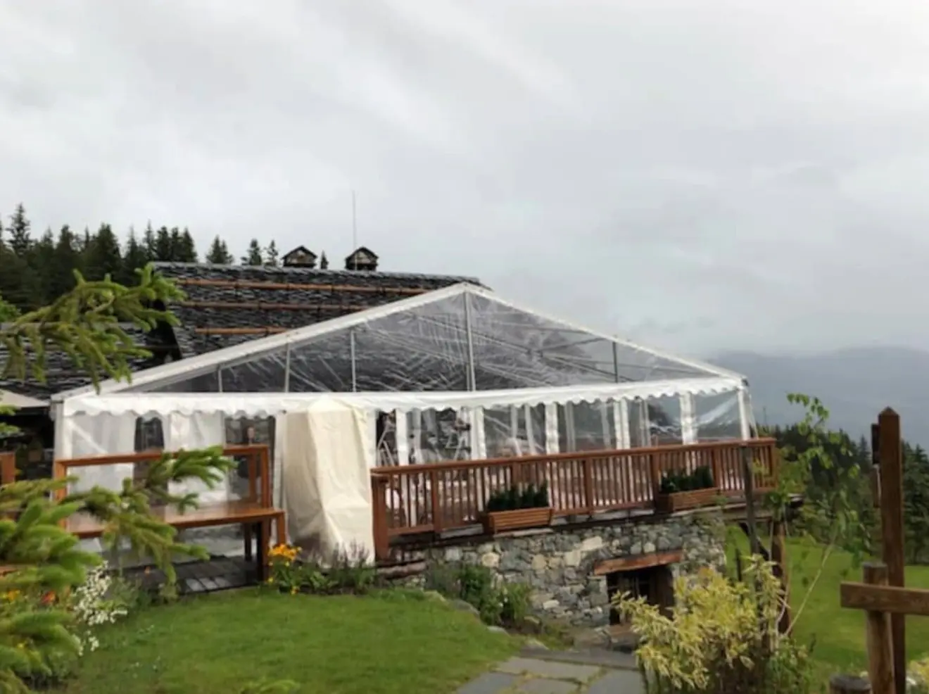 Tente à toit transparent accolée au refuge de la Traye