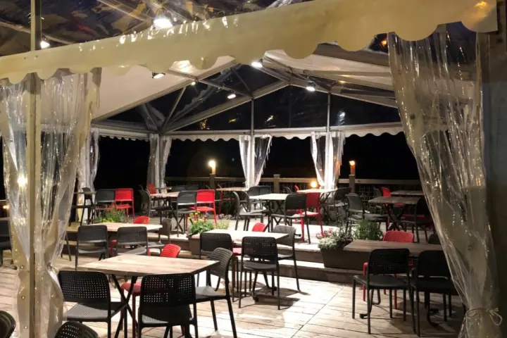 Terrasse couverte par une tente à parois transparentes, de nuit, à Sainte-Foy