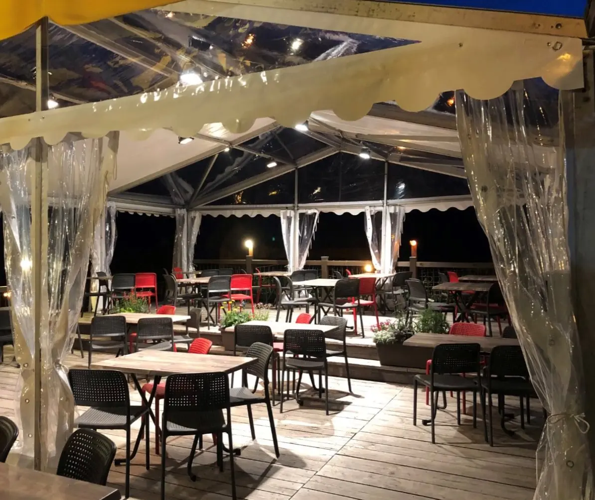 Terrasse couverte par une tente à parois transparentes, de nuit, à Sainte-Foy