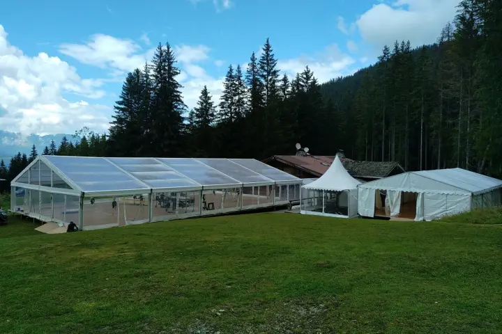 Mariage sous tente transparente à Megève