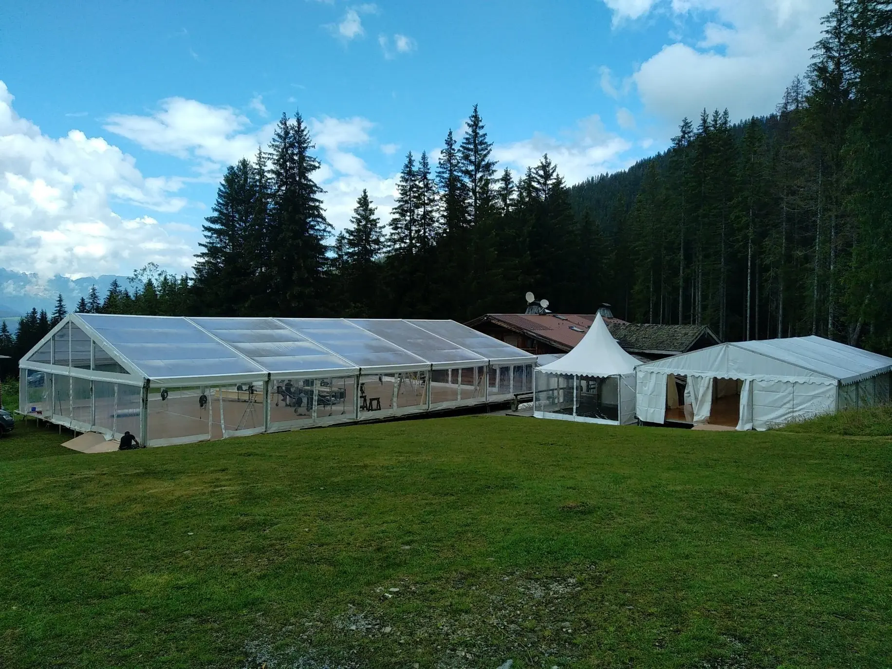 Mariage sous tente transparente à Megève