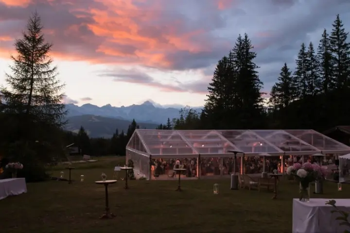 Tente transparente de 15 × 25 m de nuit, Megève