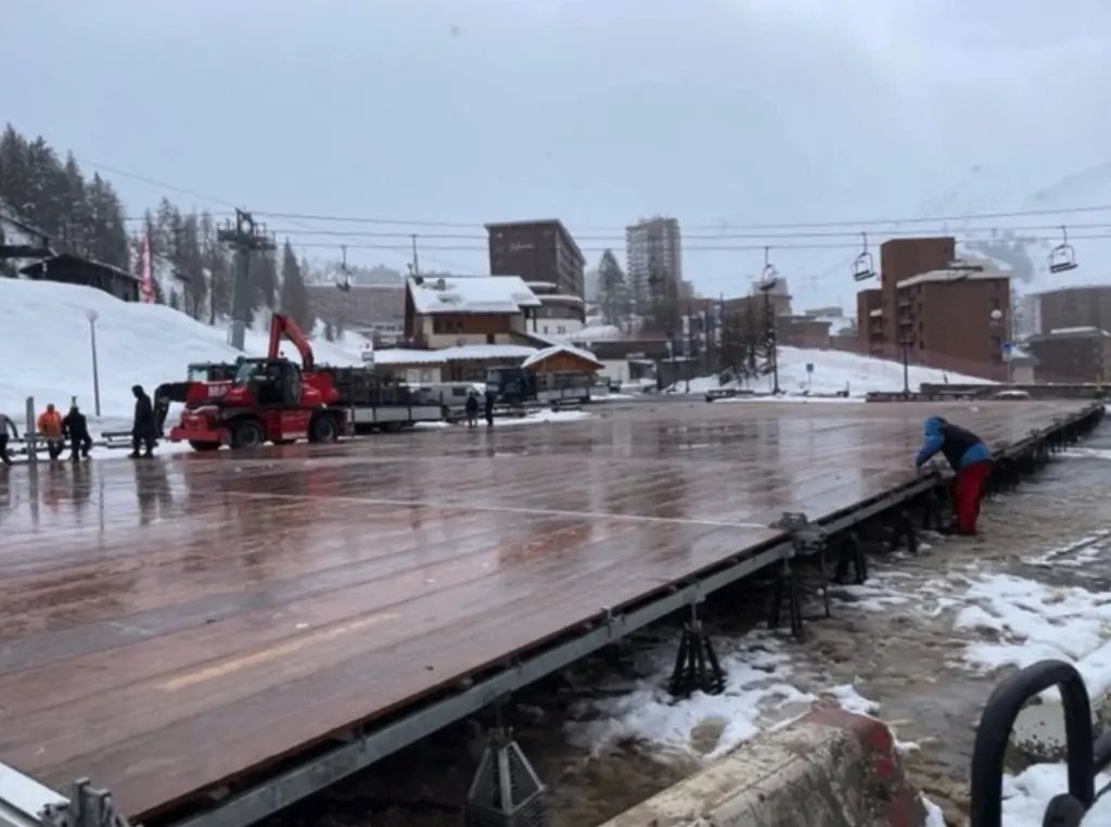 Plancher de 20 × 50 m en cours d’installation sur la neige à La Plagne