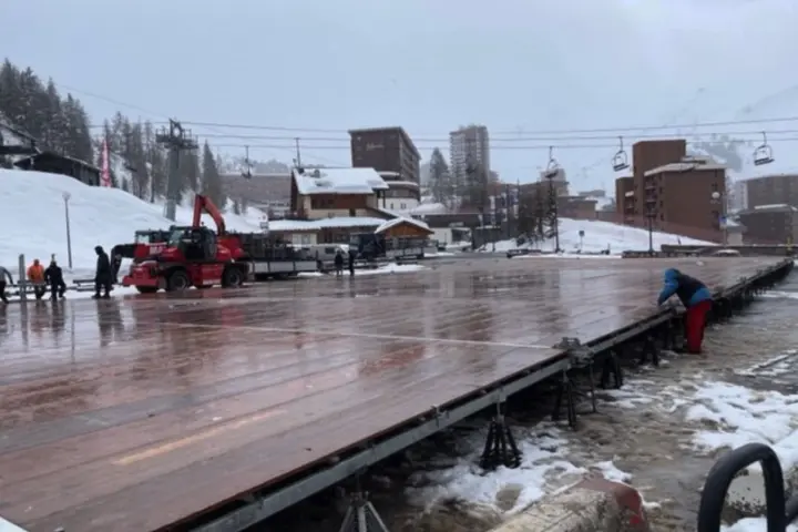 Plancher de 20 × 50 m en cours d’installation sur la neige à La Plagne