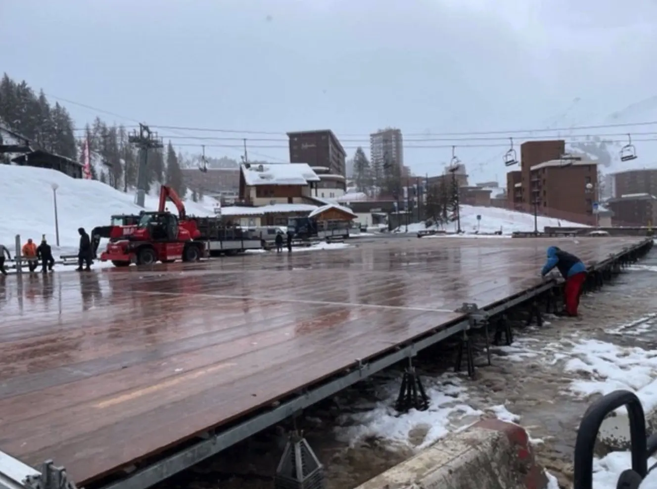 Plancher de 20 × 50 m en cours d’installation sur la neige à La Plagne