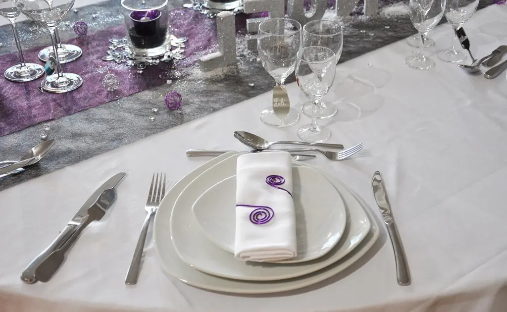 Assiette carrée, couverts et verres dressés au showroom de Benier Location