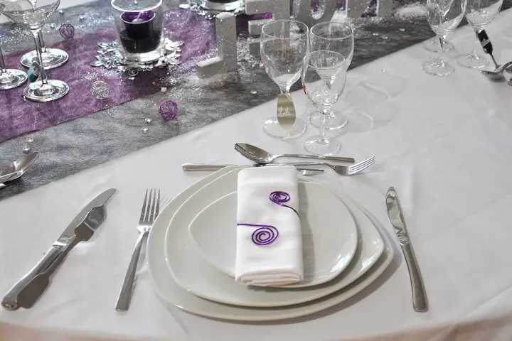 Assiette carrée, couverts et verres dressés au showroom de Benier Location